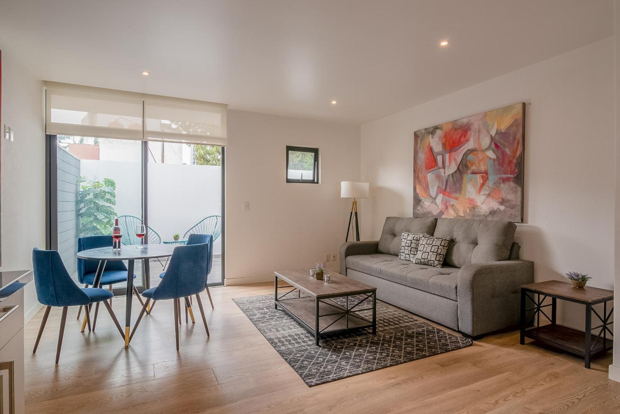 Heart Of Citycozy W Balcony & Wifi Apartment